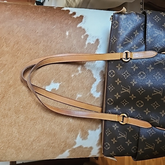 Louis Vuitton Totally MM Tote Monogram Canvas - Picture 3 of 14